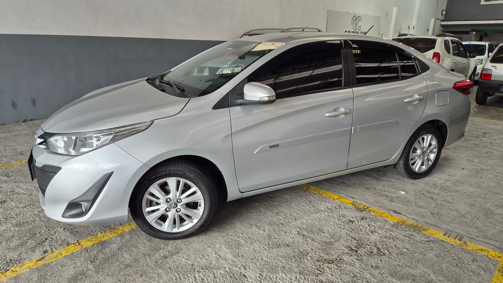 Toyota Yaris Sedan Prata