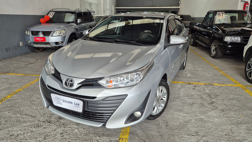 Toyota Yaris Sedan Prata