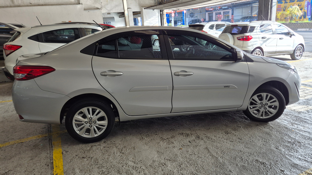 Toyota Yaris Sedan Prata