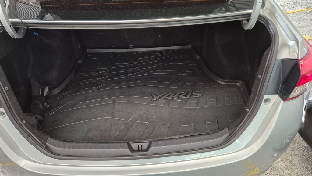 Toyota Yaris Sedan Prata