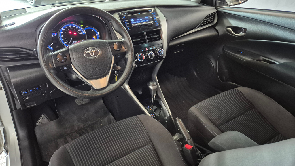 Toyota Yaris Sedan Prata