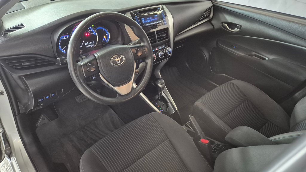 Toyota Yaris Sedan Prata