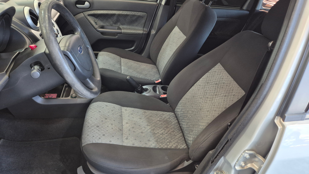 Ford Fiesta Hatch Prata