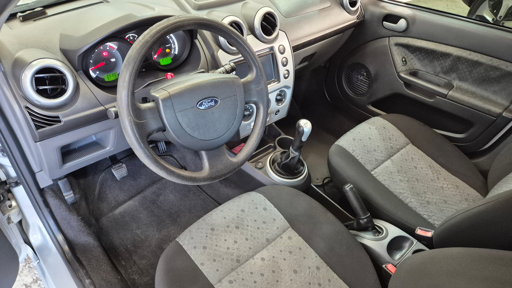 Ford Fiesta Hatch Prata