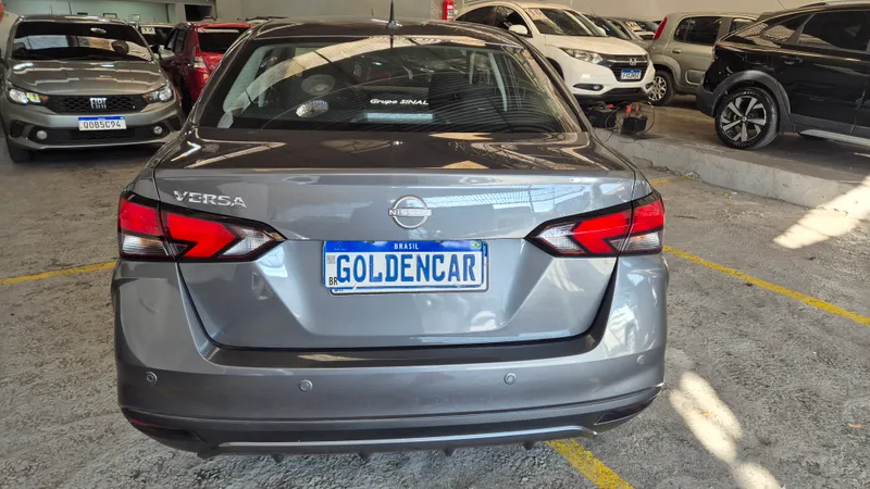 Nissan Versa Cinza