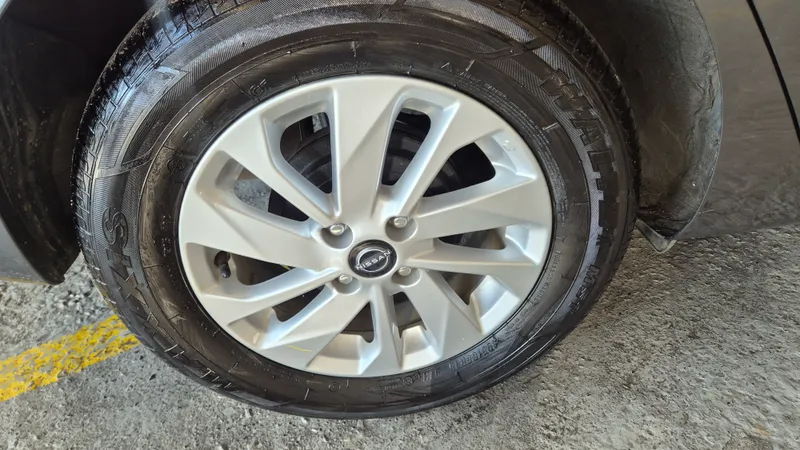 Nissan Versa Cinza