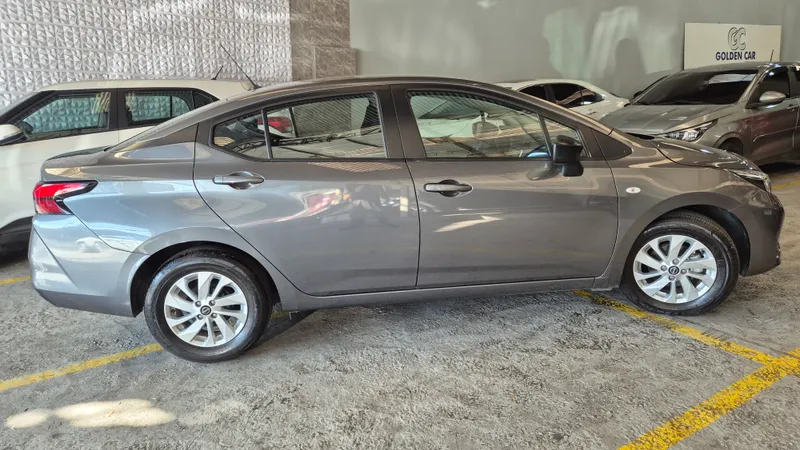 Nissan Versa Cinza