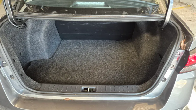Nissan Versa Cinza