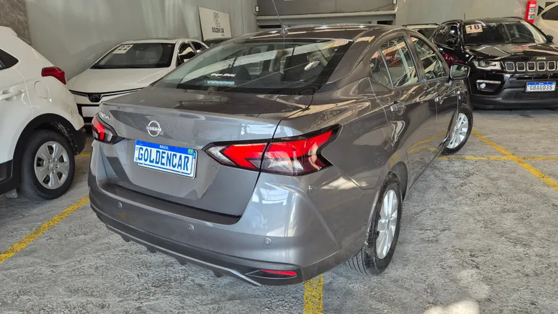 Nissan Versa Cinza