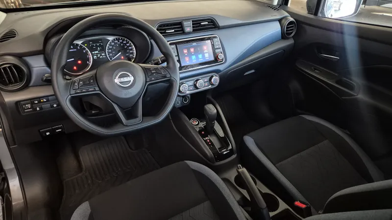 Nissan Versa Cinza