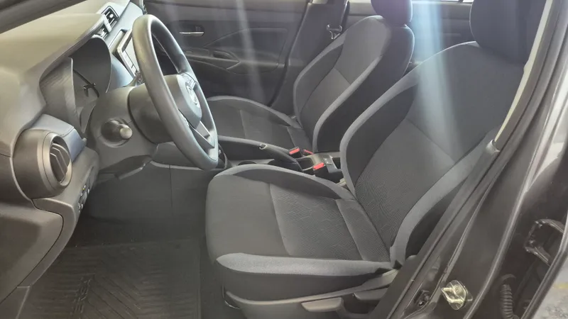 Nissan Versa Cinza