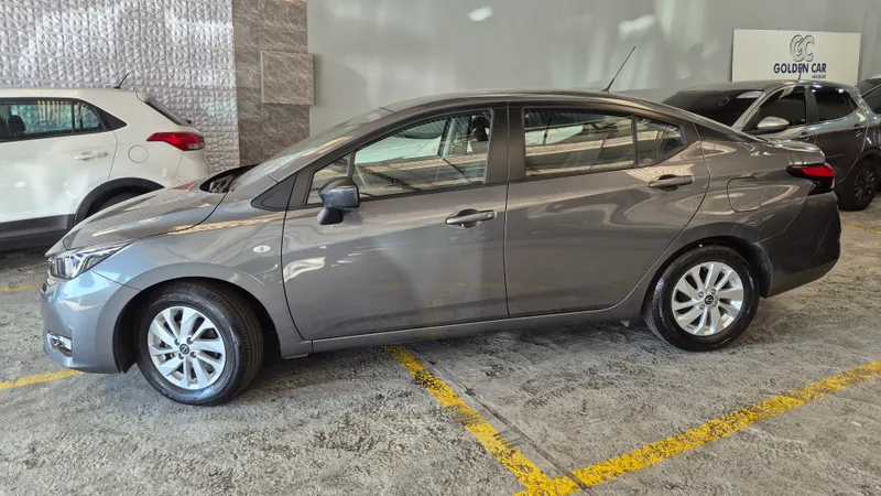 Nissan Versa Cinza