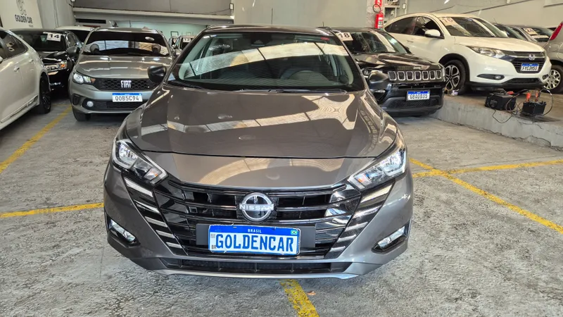 Nissan Versa Cinza