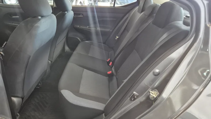 Nissan Versa Cinza