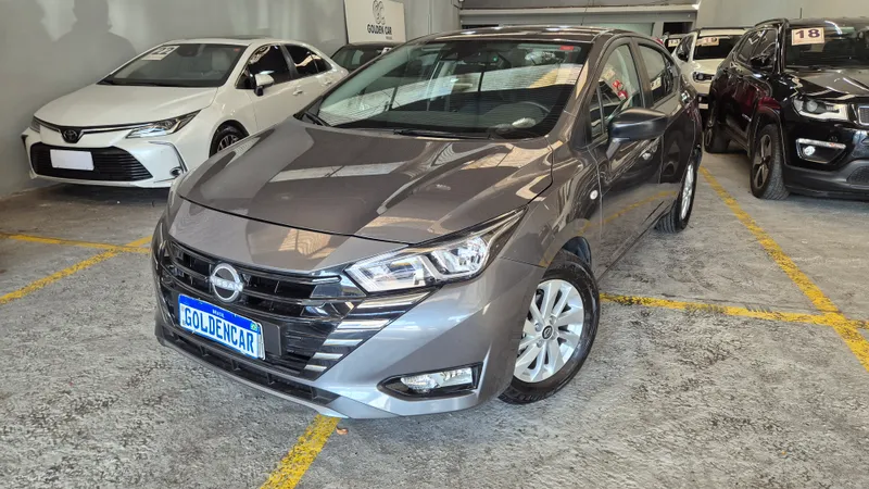 Nissan Versa Cinza