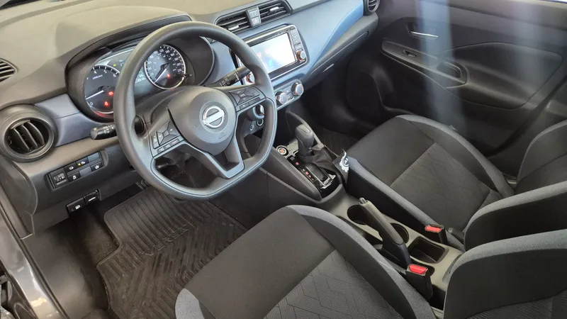 Nissan Versa Cinza
