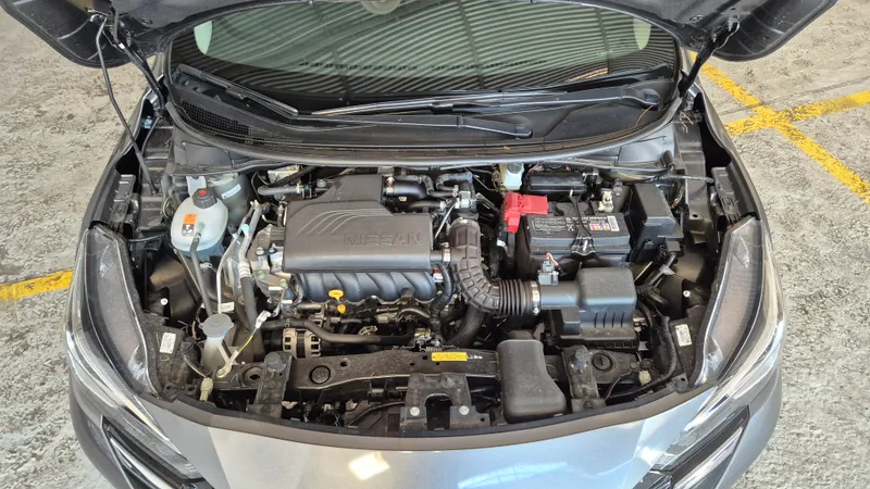 Nissan Versa Cinza