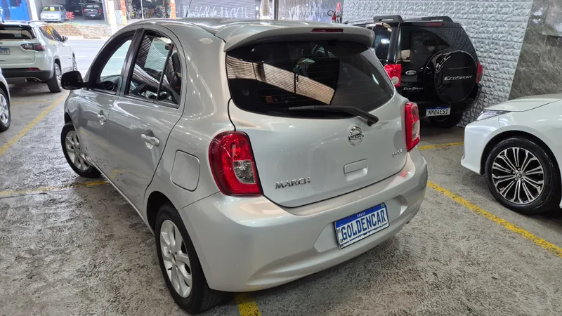 Nissan March Prata