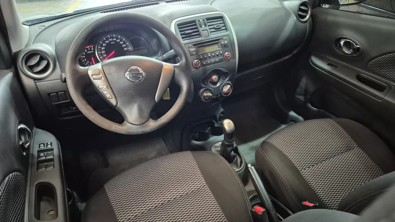 Nissan March Prata