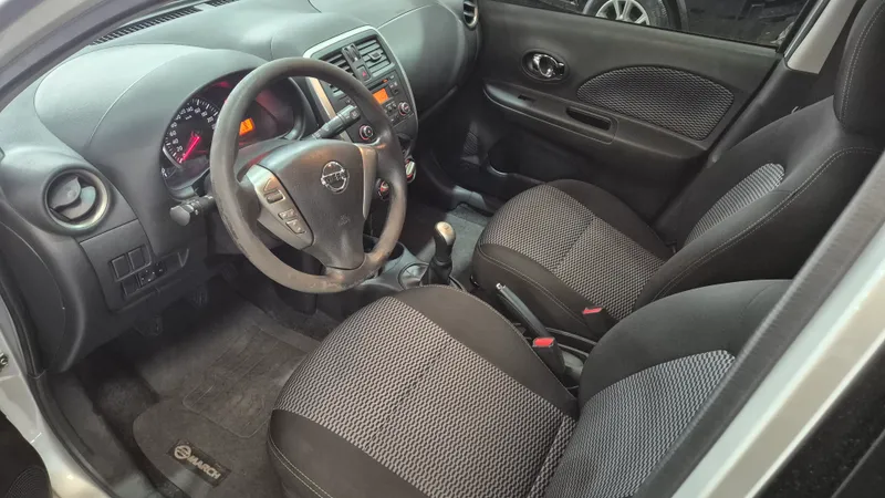 Nissan March Prata