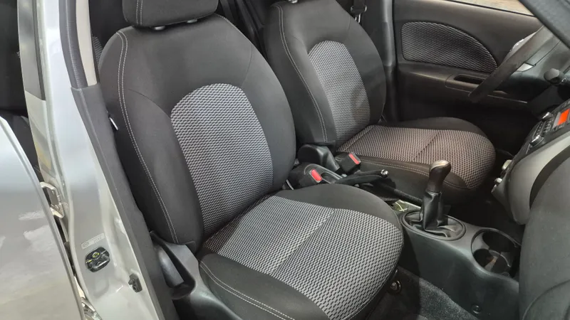 Nissan March Prata