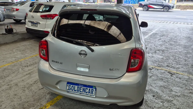 Nissan March Prata