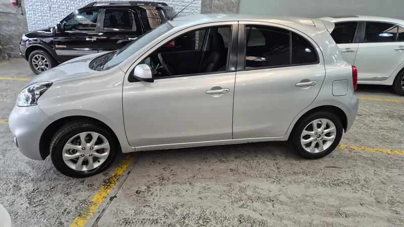 Nissan March Prata