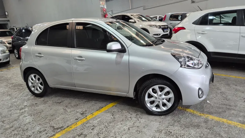 Nissan March Prata