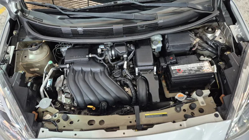 Nissan March Prata