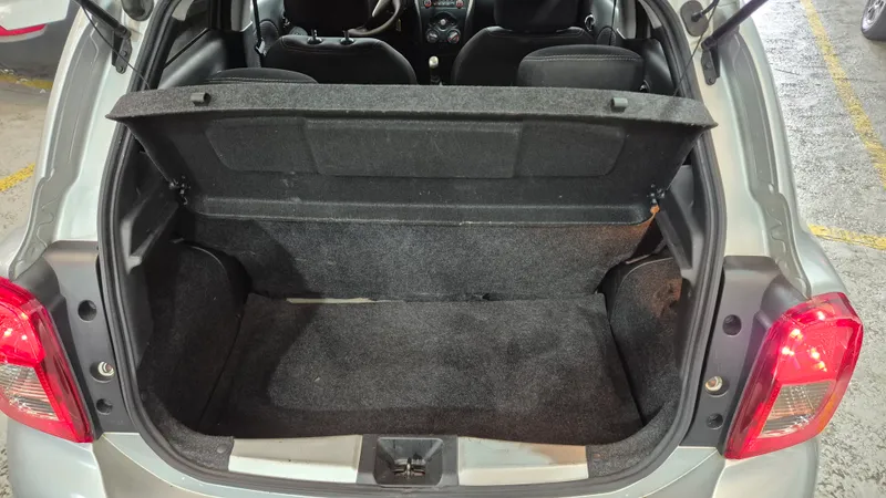 Nissan March Prata