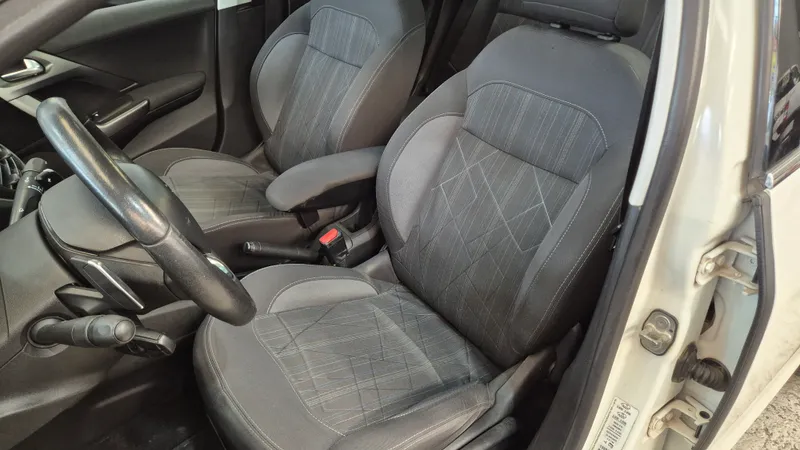 Peugeot 208 Branco