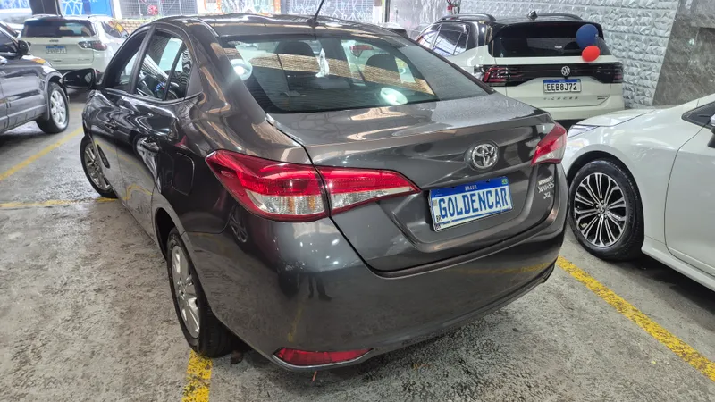 Toyota Yaris Sedan Cinza