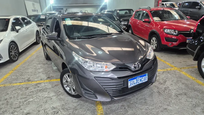 Toyota Yaris Sedan Cinza