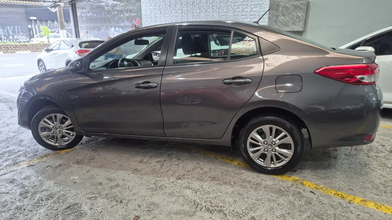 Toyota Yaris Sedan Cinza