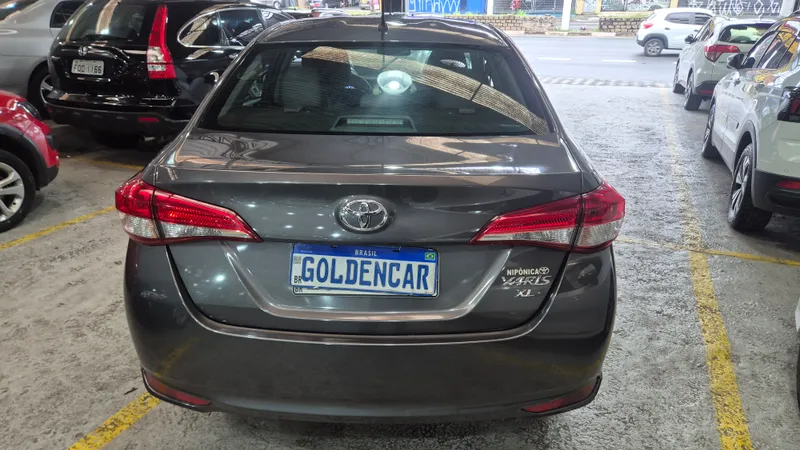 Toyota Yaris Sedan Cinza