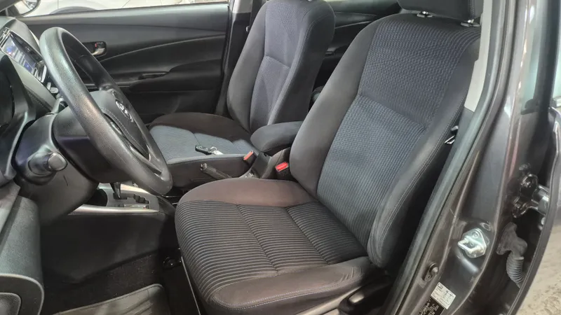 Toyota Yaris Sedan Cinza