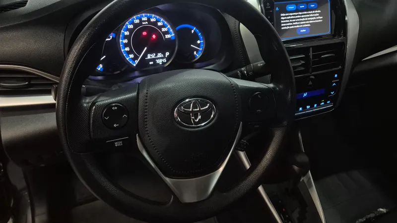 Toyota Yaris Sedan Cinza