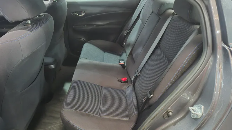 Toyota Yaris Sedan Cinza