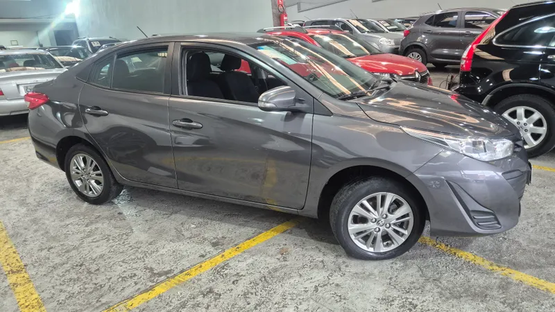 Toyota Yaris Sedan Cinza