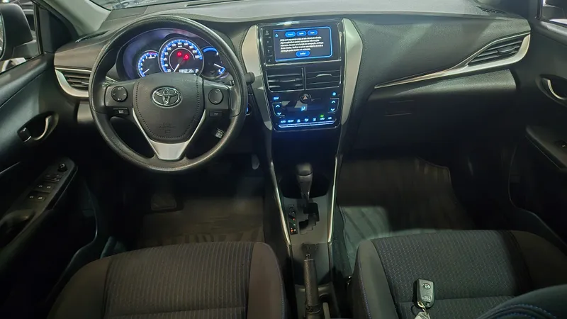 Toyota Yaris Sedan Cinza