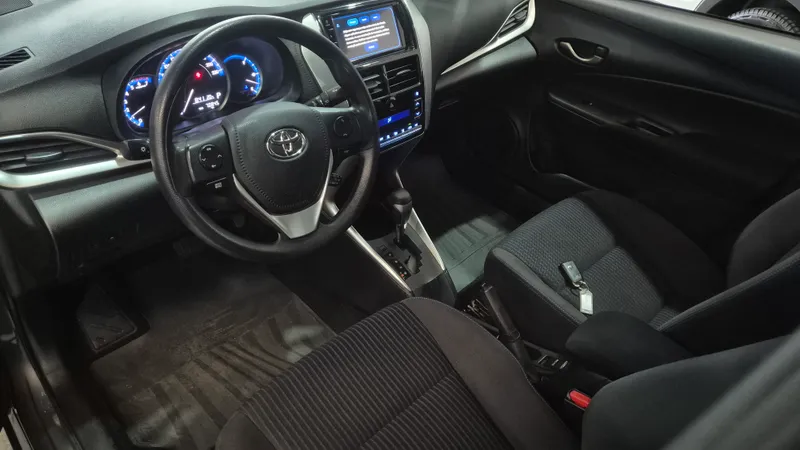 Toyota Yaris Sedan Cinza