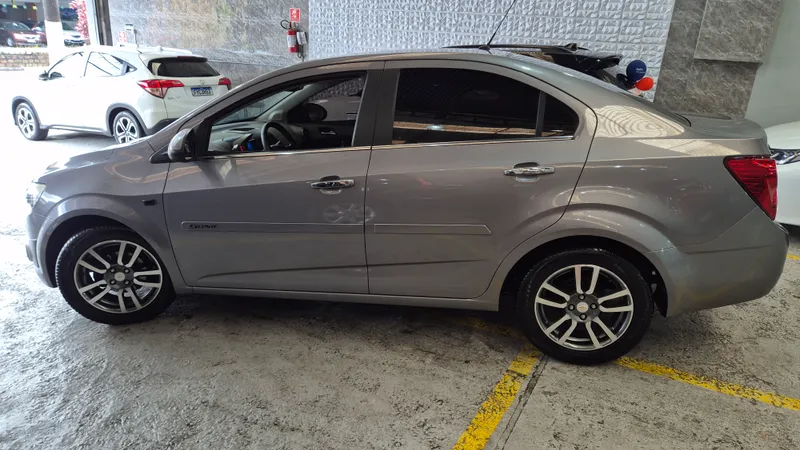 Chevrolet Sonic Sedan Cinza