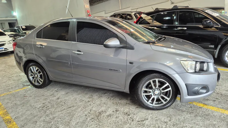 Chevrolet Sonic Sedan Cinza