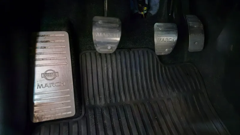 Nissan March Preto