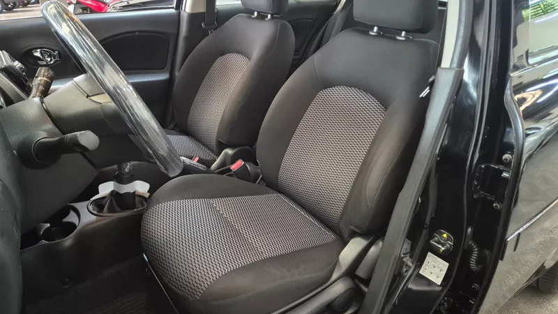 Nissan March Preto