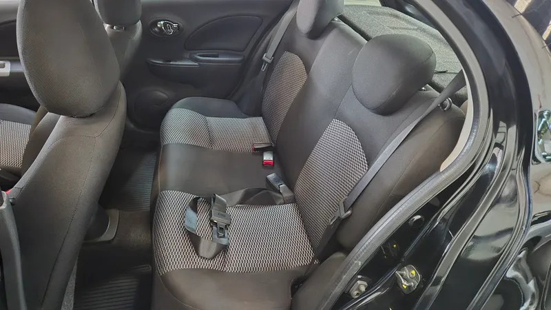 Nissan March Preto
