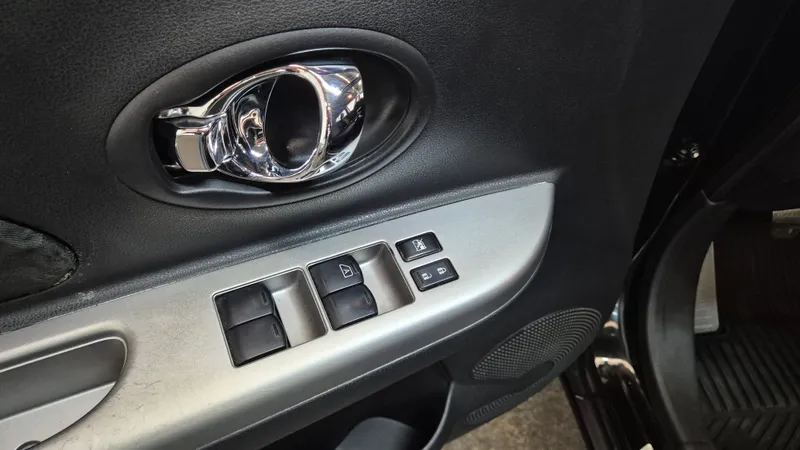 Nissan March Preto