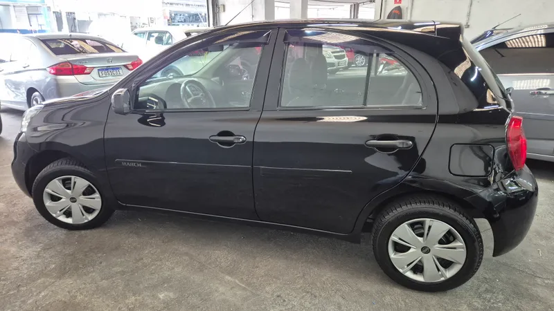 Nissan March Preto