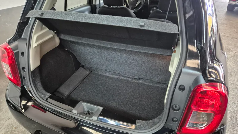 Nissan March Preto