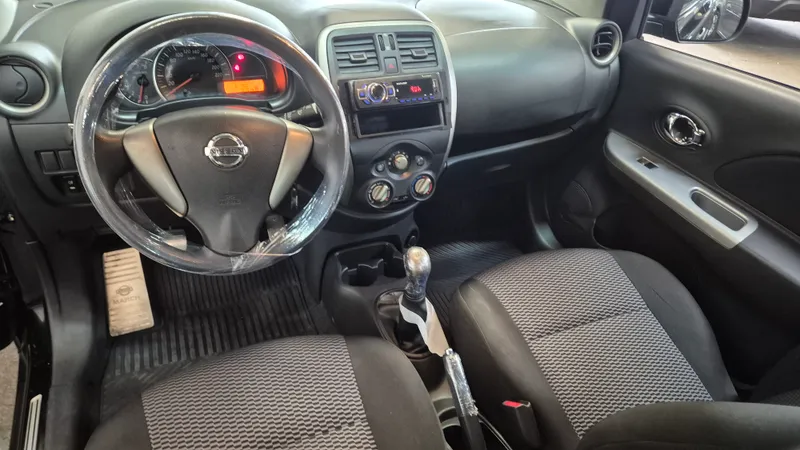 Nissan March Preto